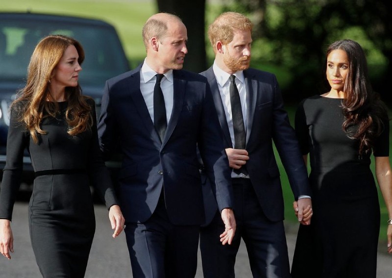 Prince Harry, Meghan join William and Kate on Windsor walkabout