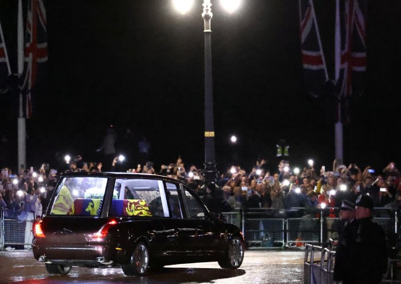 London mourners face long queue to see Queen's coffin