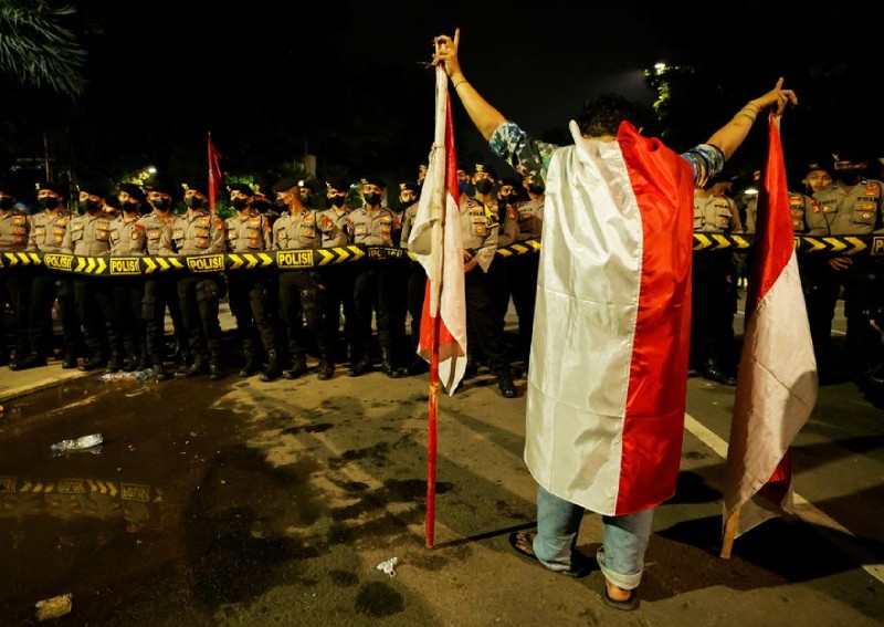 Indonesia to review minimum wage rules after protests over fuel price hike