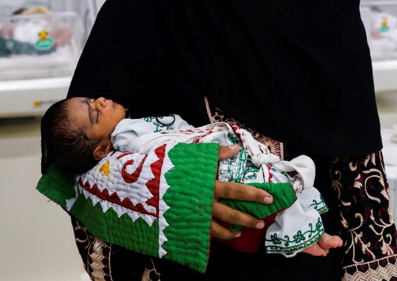 Women stranded in Pakistan floods take risky trips to give birth