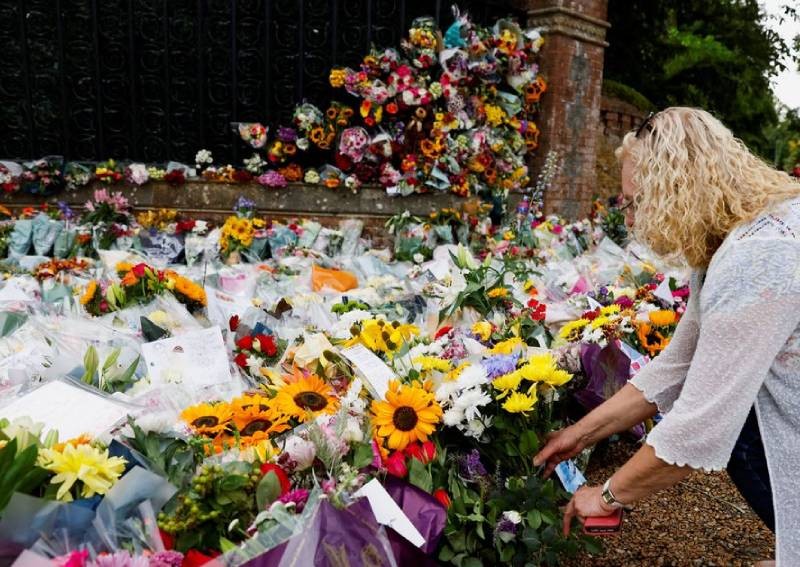 Turkish florists race to meet soaring British demand after Queen Elizabeth's death