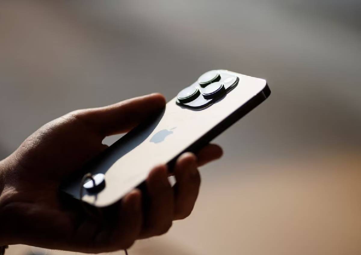 China bans government officials from using iPhones for work: WSJ