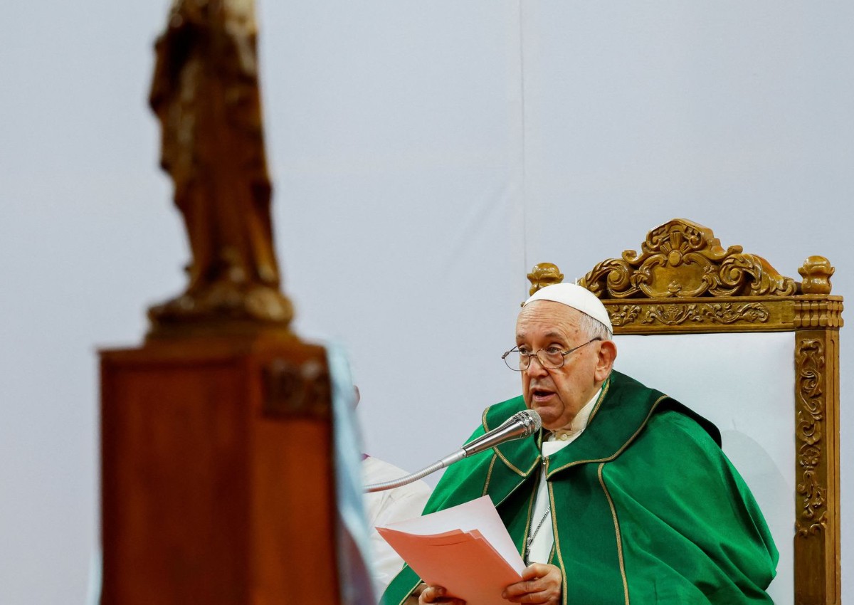 Pope Francis and Mongolia's Catholics under one roof at papal Mass