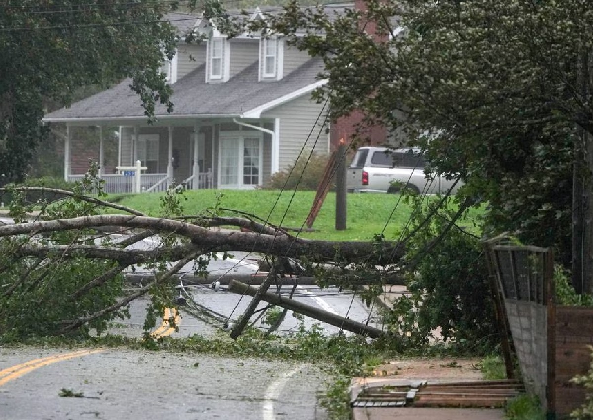 Storm Lee makes landfall in Canada, downing trees and knocking out power