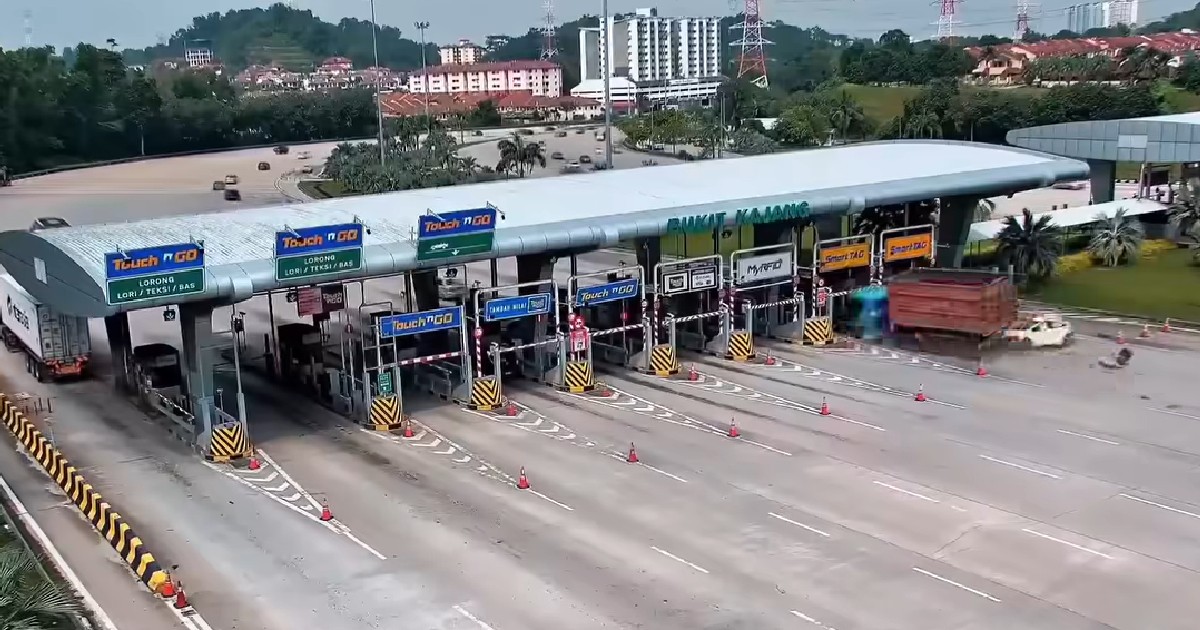 Lorry ploughs through Selangor toll plaza, kills 1-year-old twin and injures 7 others