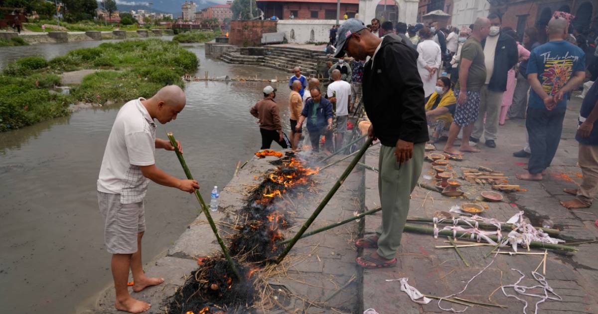 Nepal flood deaths: families hold symbolic funerals for locals still missing as some tourists make contact; 324 foreign nationals rescued, 590 from 39 countries unaccounted for