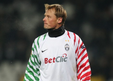 Former Arsenal goalkeeper Manninger dies at 48 after car hit by train