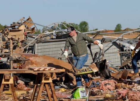 Violent tornado tears through Oklahoma town, damaging 40 homes but sparing lives