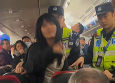 'Why does he keep speaking English to me?' Chinese woman scolds AirAsia crew for not speaking Mandarin