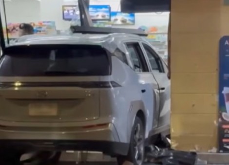 Woman drives car into Bangkok convenience store, injures 8