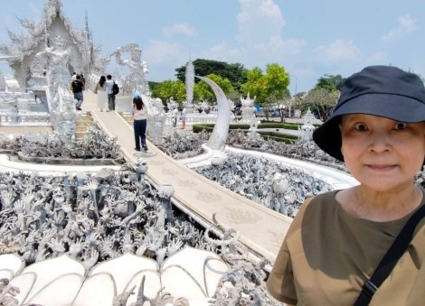 'I never thought I'd make it': Singaporean continues to travel despite end-stage cancer