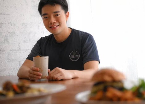 After losing $90,000 on a Bangkok restaurant at 25, Mervyn Chua now runs 2 Singapore eateries