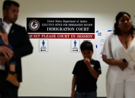 Many immigrants face deportation without a lawyer at their side in court. This programme tries to help