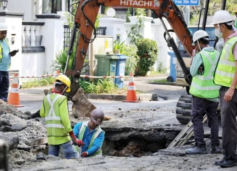 Pipe leak in Bukit Timah road disrupts residents' water supply for nearly nine hours