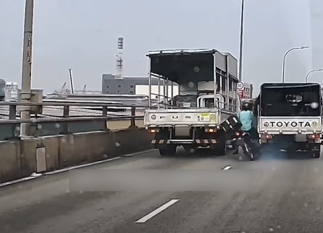 Malaysian motorcyclist lane-splits between lorries on Tuas Viaduct, crashes after one changes lanes
