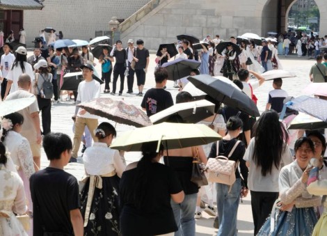 Record heat wave impacts people and animals in Japan and Korean Peninsula