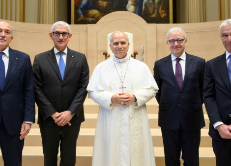 Pope tells Italian spies not to smear politicians or journalists