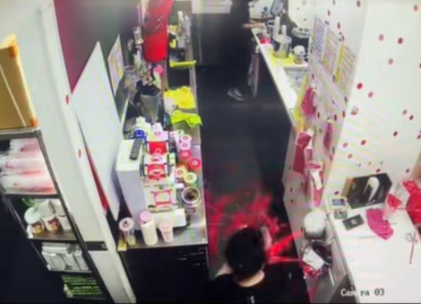 Woman throws straws at LiHo staff over alleged ice request in Hougang Mall; police report made