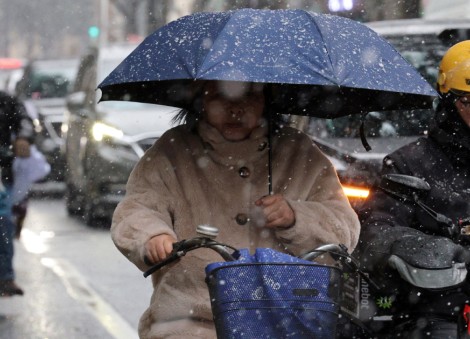 Wave of low temperature brings rare snowfall to Shanghai