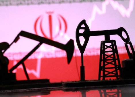 Iran oil stuck at sea surges as China's teapots turn to rival Middle East supplies, traders say