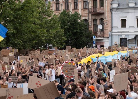 Ukraine fires 400 drones toward Moscow as Zelenskiy grapples with protests