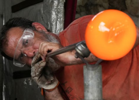 Self-taught Cuban glass blower turns recycled glass into art