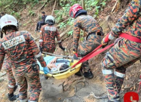 Singaporean woman injured after fall at Selangor waterfall, stretchered down mountain by rescuers