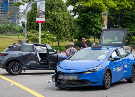 5 taken to hospital after T-bone collision between taxi, car outside Gardens by the Bay