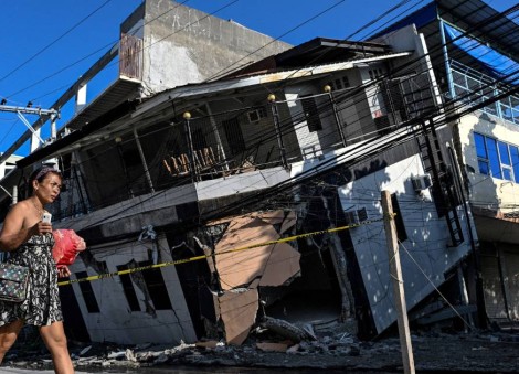 Rescuers race to reach trapped after powerful quake in southern Philippines