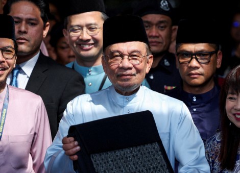 Malaysia's parliament fails to pass bill limiting PM's tenure to 2 terms