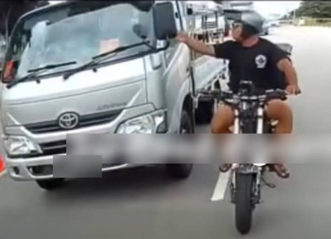 E-bike rider challenges lorry driver as vehicles race along Sembawang Road