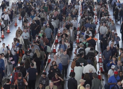 Trump says he'll sign order to pay TSA agents as Congress struggles to reach funding deal