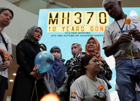 Families of flight MH370 passengers urge Malaysia to extend search