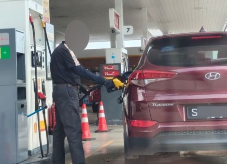 Man caught on video pumping Ron95 into Singapore-registered car in JB