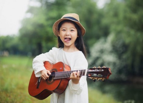 6-year-old girl in China with voice of an angel touches hearts
