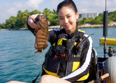 AsiaOne Tries: Amanda spots a naked paddle boarder as she tries her hand at kayak fishing