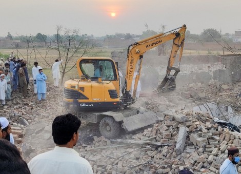 12 Pakistani policemen killed in car bombing