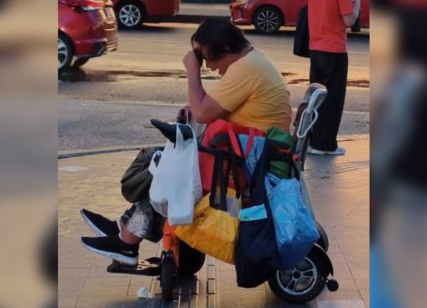 Former Malaysian para-swimmer seen crying while selling tissues in KL: 'Please help her'