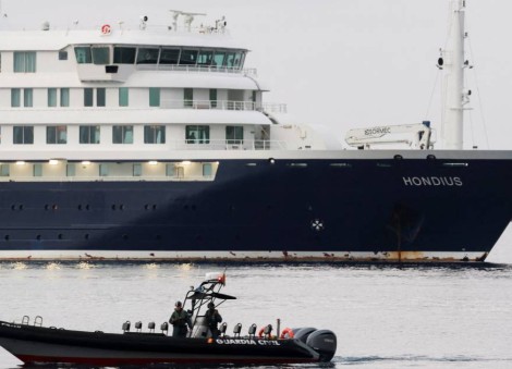Passengers begin evacuating from cruise ship hit by hantavirus