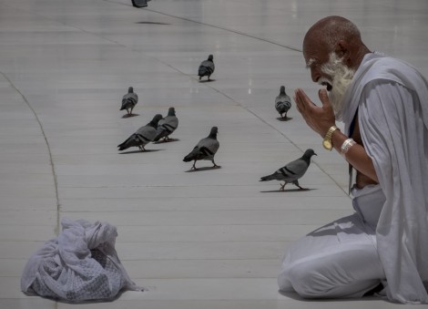 Muslims begin the annual Hajj in sweltering heat against a backdrop of war concerns