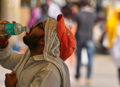 Heat wave empties roads and markets in north India as some farmers turn to nighttime work