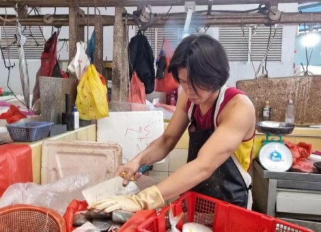 'I wanted a more hands-on job': 21-year-old skips university to take over dad's fishmonger business