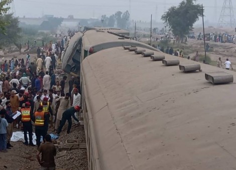 Passenger train derails in central Pakistan, killing at least 4 people and injuring 30