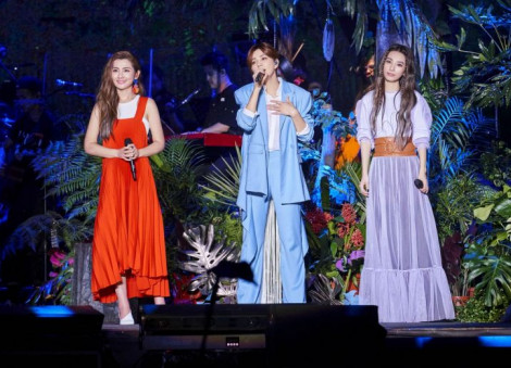 Taiwan girl group S.H.E serenades fans with hits from 17-year career at free concert in Taipei