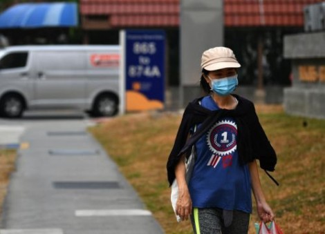 Can surgical masks be worn on both sides, and which side guards against the haze?
