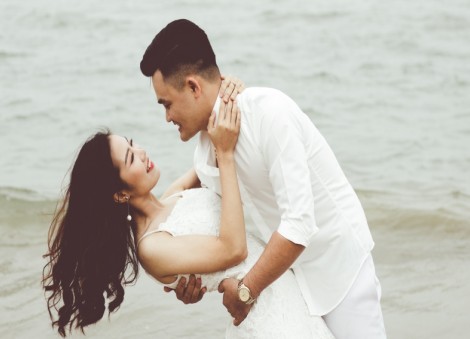 8 signs your wife is still madly in love with you