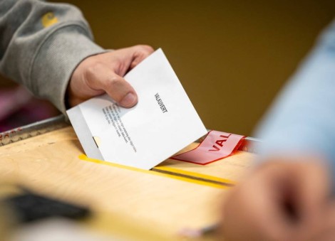 Sweden may wait long for a new government as the opposition has a narrow lead in a tight election