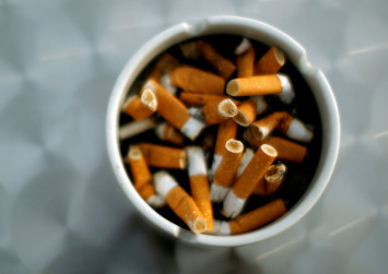 马来西亚对公共场所吸烟的严格限制引发了激烈的反弹