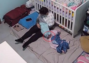 Pengasuh kurungan ketahuan menyeret kaki bayi berusia satu bulan dan tertidur di tempat kerja