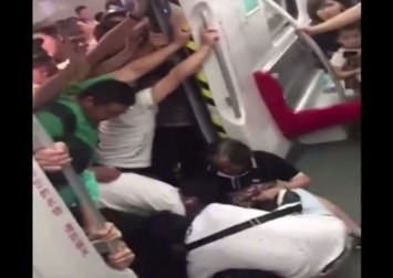 Chinese commuters team up to rescue woman from platform gap